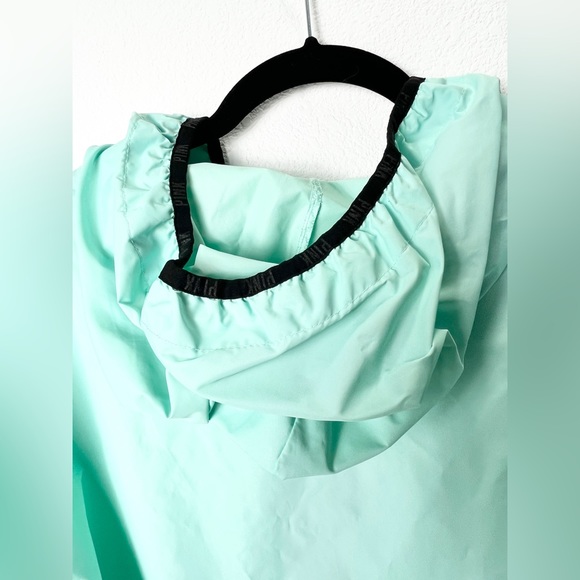 V.S. Pink Hooded windbreaker jacket. 1/2 Zip Close. Active Wear Teal/White. ML - Picture 8 of 12